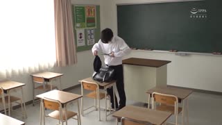 與臉紅運動褲女子舒爽做愛！對女孩子運動褲惡作劇剪開一個洞後… GS-326