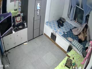 【黑客破解家庭网络摄像头偷拍 睡东北大炕年轻夫妻晚上做爱发现忘记关摄像头了用毛巾去盖住