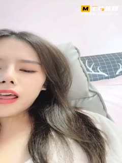 长相甜美气质女神黑色网袜露脸自慰！