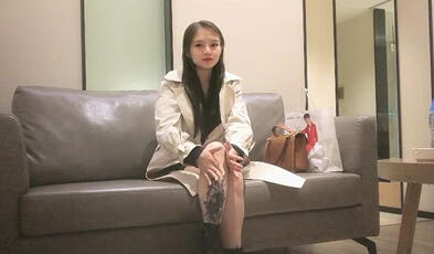 风衣纹身萌妹子换上JK装扣逼后入抬腿猛操