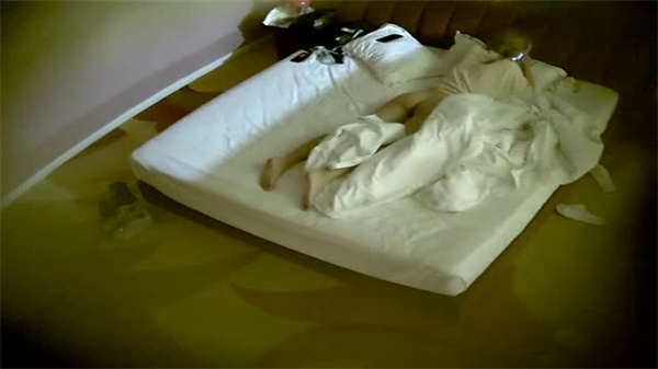 上帝视角高清偷窥：安防摄像头下的激情初夜诱惑