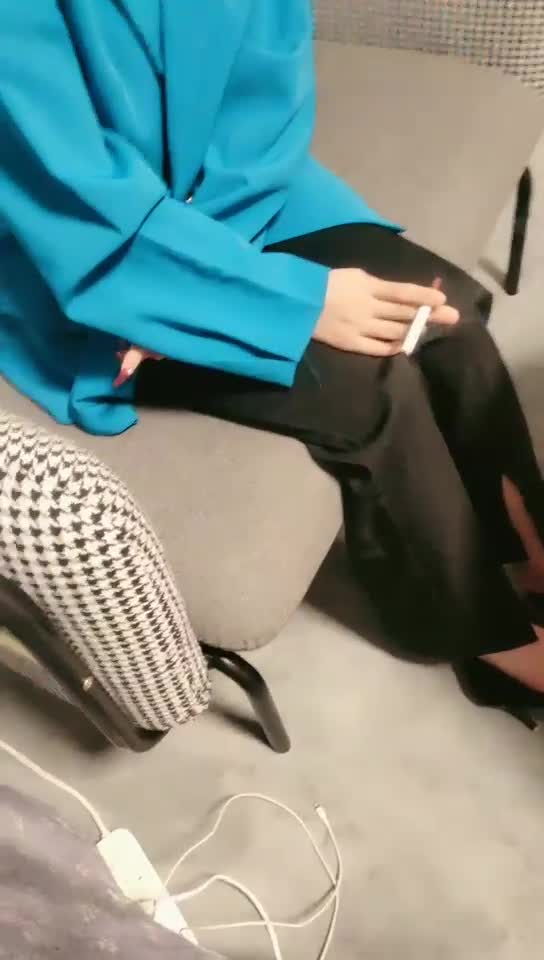 剧情演绎五一放假约了个蓝色西装妹子，给1000块啪啪拉开衣服摸奶子，舔屌口交翘起屁股扣弄，第一视角后入猛操 new