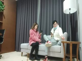 粉衣甜美系小妹 新视角沙发上操 换上睡衣黑丝 大屁股骑乘后入