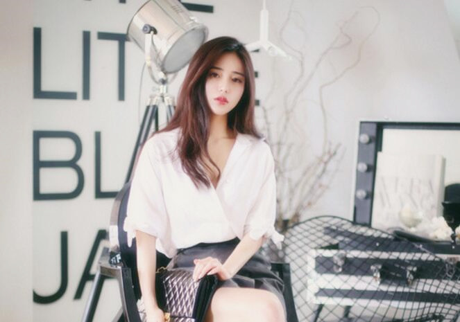 现在人真贱面目的疯狂女友当着男炮友的面被单男猛操下面淫水泛滥