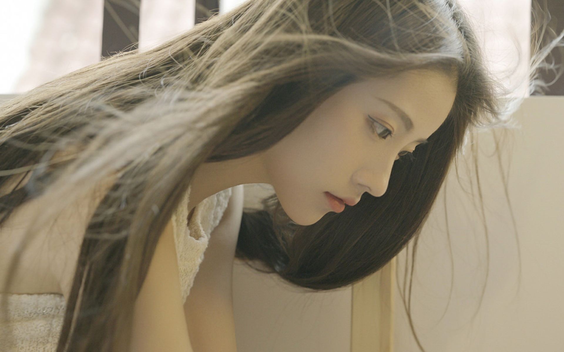 美院大学生美女身材纤细美腿翘臀与猛男出租房打炮亮