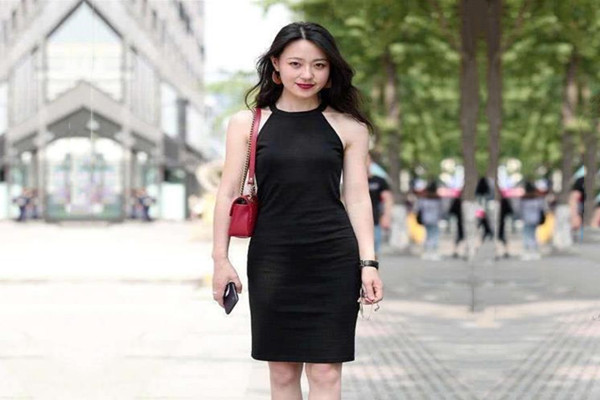 网聊来的少妇开始很抗拒强行扒掉裤子摸穴舒服了正入爆操呻吟