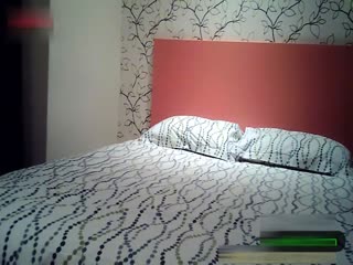 微信约出来偷吃的性感美少妇宾馆私会~刚干完一次美女赶紧换上套子让继续~捂着大屌说：真大~快进来~听声可射!