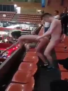 情侣光明正大在大庭广众前啪啪啪