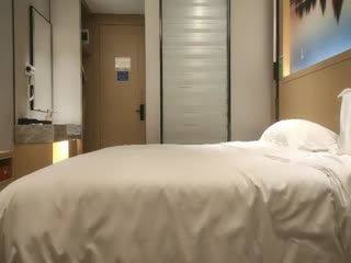 大奶花裙少妇啪啪，少妇乐开花超近距离掰穴，乳交舔屌戴套骑乘，扶着大屁股后入猛操