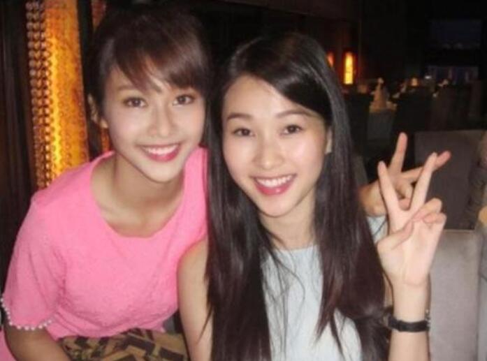 排骨小青年性欲過度被吸的快成麻杆了邊境出差價格便宜直接叫了兩個外籍妹玩雙飛早晚得累死床上