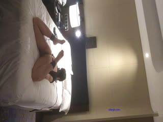 土豪老板带着小秘到星级酒店玩sm，短发秘书屁股真肥很配合