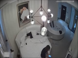 酒店偷拍气质短发大学美女和眼镜男情人正啪啪时男的突然接到女友电话美女很亢奋自己扭动操男的讲电话