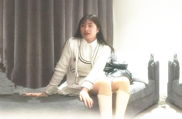 白靴超短裙小姐姐现金支付搂着腰数着钱69姿势舔弄骚逼翘起屁股后入猛顶搞得妹子瘫软低吟