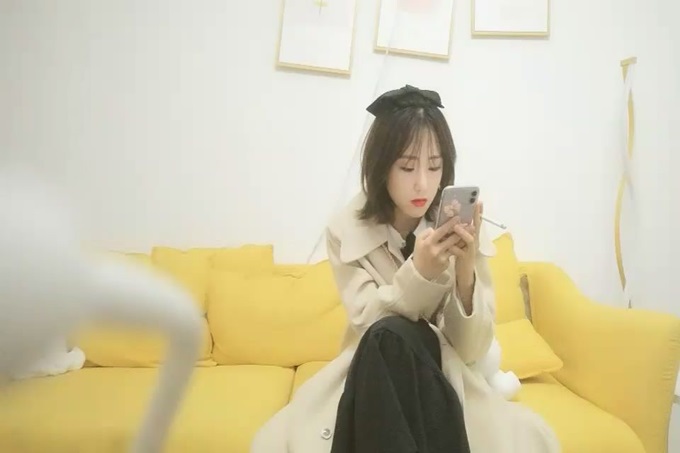 3000元网约公主范极品气质美女公寓操逼,各种动作操的美女销魂淫叫,高潮不断,突然又来一男加入战斗.国语