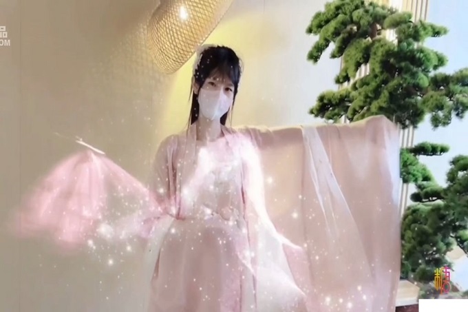 圆月弯屌刺入白虎粉逼 飘飘欲仙极射妃子