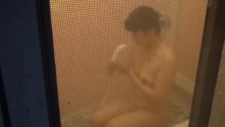 隔窗偸拍邻居老公外出打工独守空房的小嫂子浴室洗澡时发骚一手摸奶一手用淋浴头水柱冲逼刺激自慰表情销魂还发出呻吟声