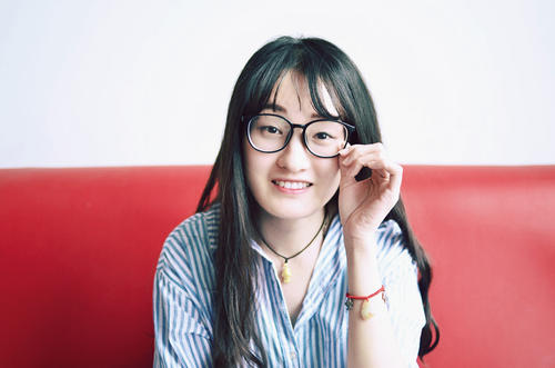 戴着眼镜看起来挺保守没想到一脱衣服就风骚小妹战洋屌抱着洋娃娃挨操