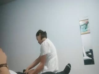 小萌不干活 老哥足疗店勾搭，大奶子甜美妹子带回房间 捏奶抱起来操.