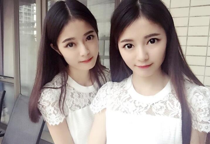 土豪方老板双飞年轻姐妹花璐璐和绿绿一根肉棒双人吃撅着美臀排插太嫩了搞出好多白浆多视角国语对白