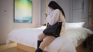 女神齐逼小短裤服务周到 诱人吊带黑丝 扛起双腿爆插 呻吟娇喘很悦