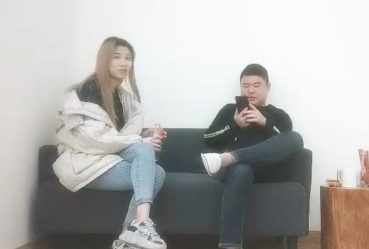 170CM大长腿牛仔裤美妞有点骚坐在身上扭动屁股脱下裤子让美女舔屌转战穿上操骚逼