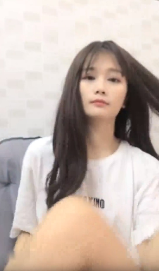 黑长直主播一个人窝在浴室小角落~