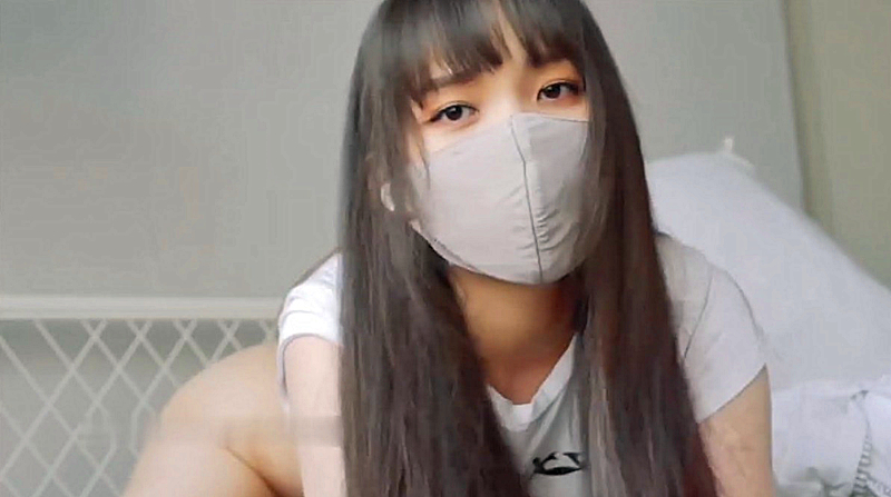 在夏日慵懒的早晨日本女孩与假阴茎和振动器