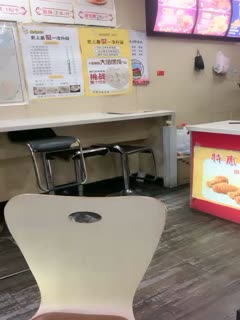 炸鸡店老板娘在店里偷偷播，听狼友指挥跑到厨房漏出骚奶子揉捏好刺激，脱了裤子掰开骚逼给狼友看精彩刺激.