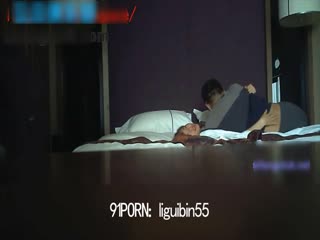 刚开苞没多久的漂亮大学美女又被男友哄到酒店要操她~美女害羞躲闪不配合~男的各种姿势猛操~妹子有点受不了!