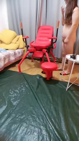 八爪椅上的骚货让大哥调教，淫声荡语扩阴器撑开骚穴玩弄，肛塞拉珠玩弄菊花，灌肠喷水爆草抽插浪叫爆菊花