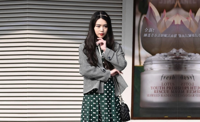 三哥操斑点裙少妇埋头深喉口交撩起裙子掰穴舔逼大屁股上位骑乘扶着屁股后入撞击