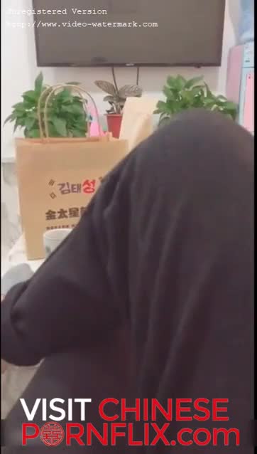 Chinese cleaning girl in most unrealistic attire-40672855