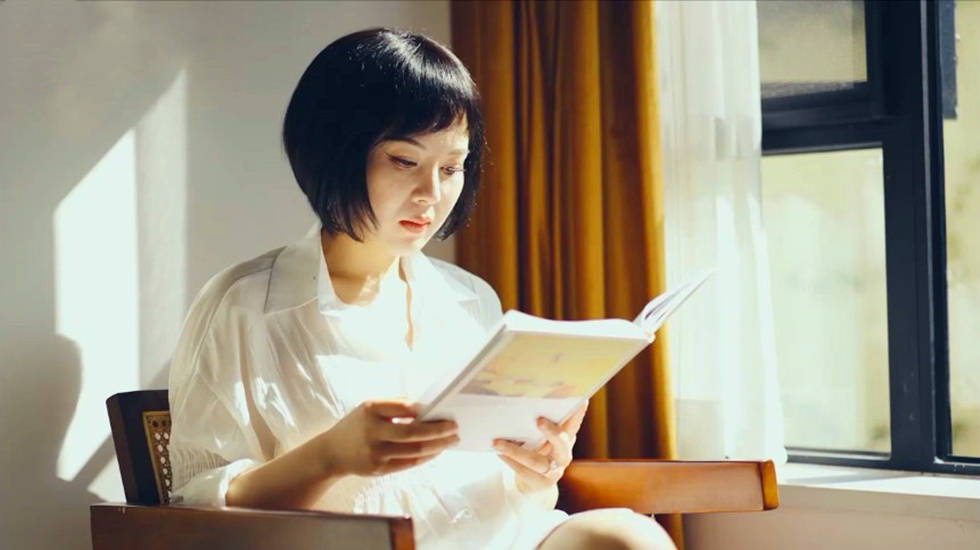 《 辱母之哀 被迫与自己的母亲在外人面前做爱》