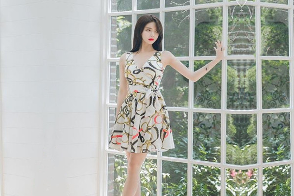 深夜约操纹身美女肉丝撕裆舔逼主动骑乘位猛坐性感美臀后入