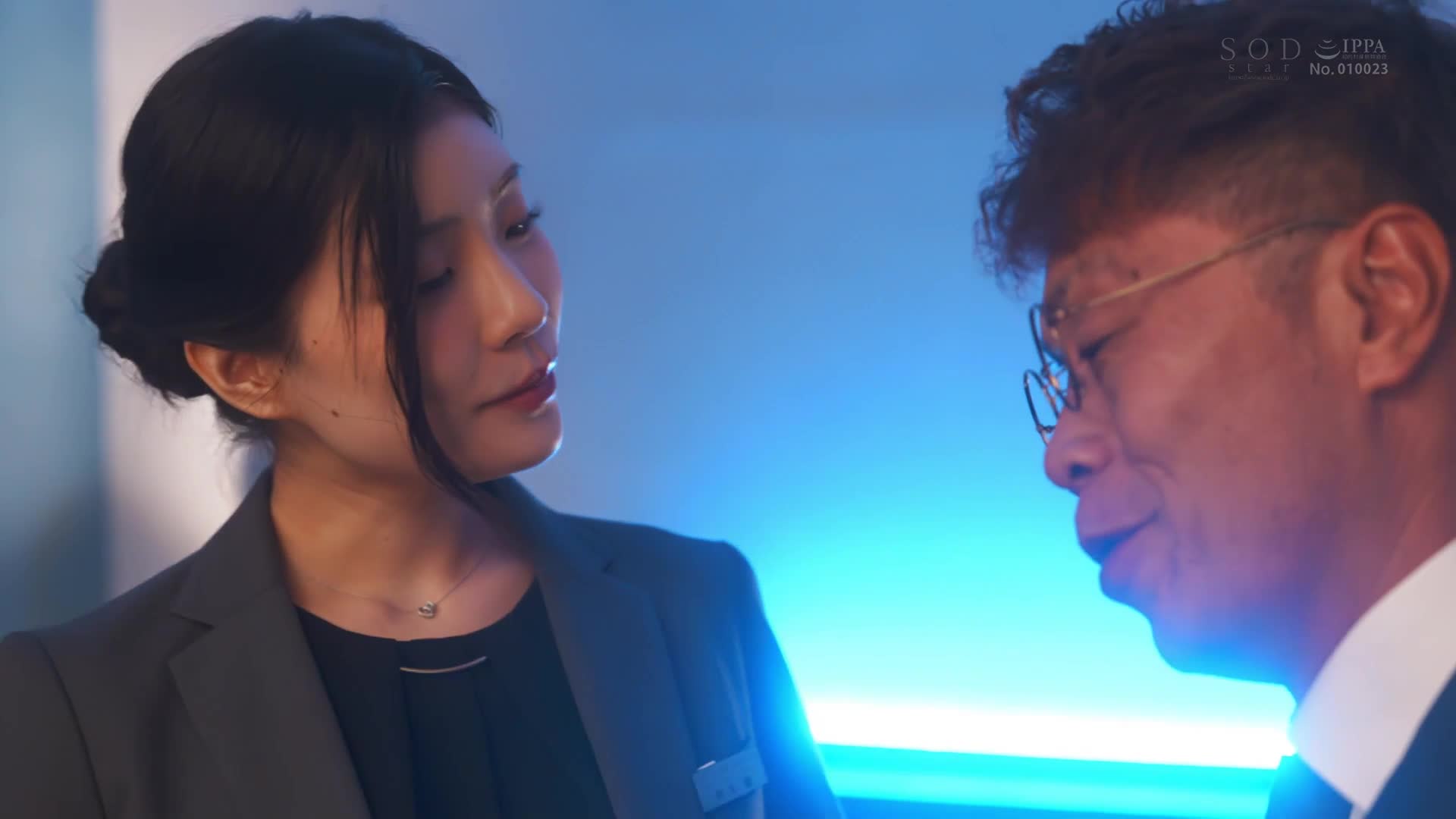 美人ホテリエの隠れた趣味は、妻や恋人がいるお客様を囁き淫語で誘惑して寝取ることです。 神木麗