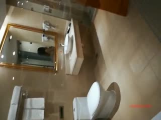 刚和情人开完房准备走的美女被前来送酒的男服务员偷窥洗澡~美女发现后色诱他到阳台说：射我~求求你射里面!