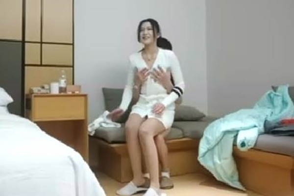 顶级外围女神怼着骚穴爆插搞得太猛妹子有点受不了