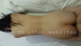 激烈后入只顾玩手机的长发妹