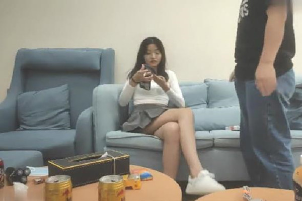 我开着拖拉机深夜来一极品嫩妹笑起来甜美修长美腿忍不住舔起大腿沙发上操骑乘扶细腰后入