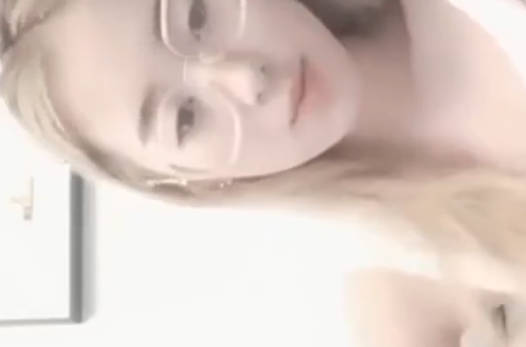 眼鏡金發雙胞胎妹子一起誘惑給你看扭動屁股脫光光扣穴抬起雙腿掰穴一起揉搓拿出道具摩擦抽插互舔奶子舔逼