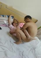 闺蜜两人在猛男面前互舔勾引3P