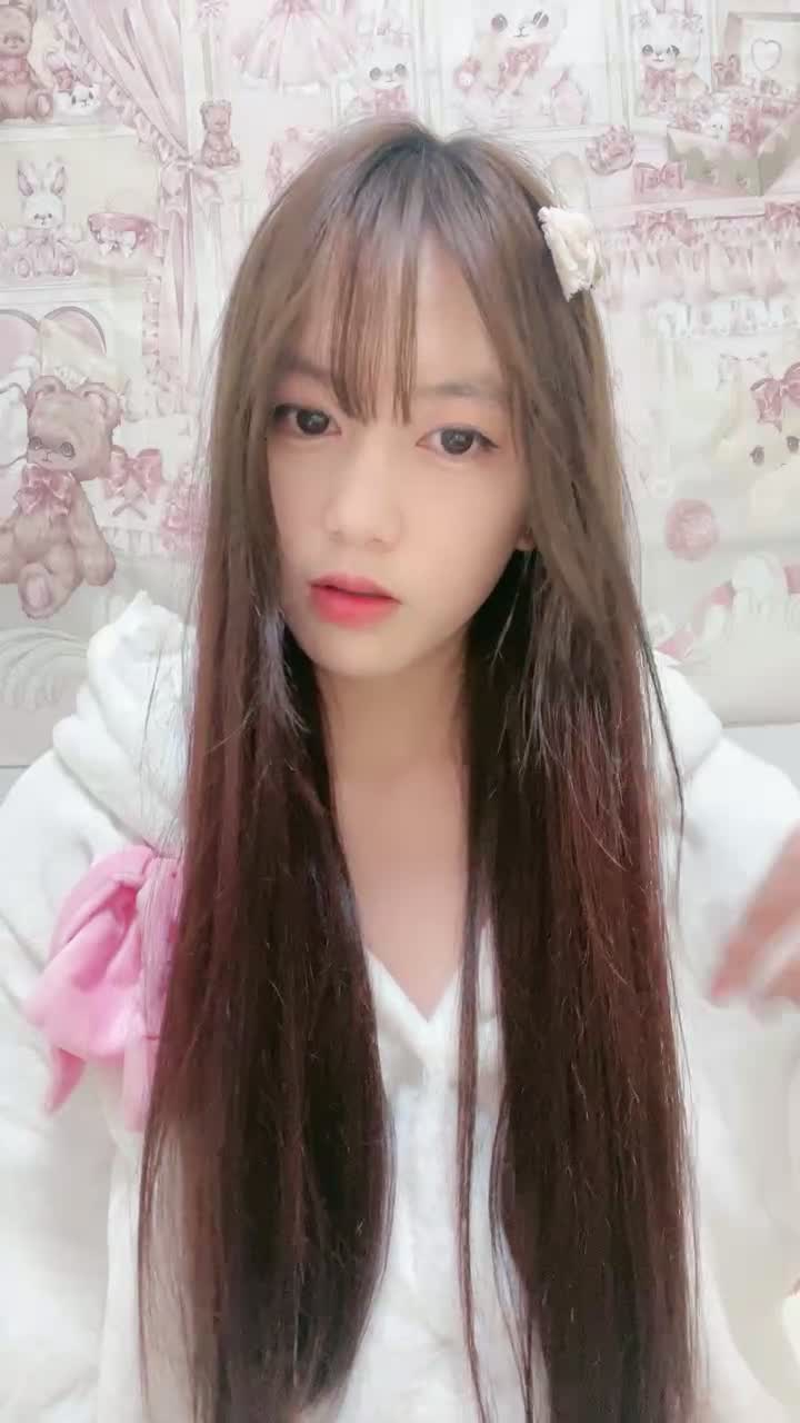 乐乐妹妹颜值清纯的大眼妹子精彩大秀直播，这奶子发育的可以左右比心，干净性感的逼逼掰开给你看自慰呻吟