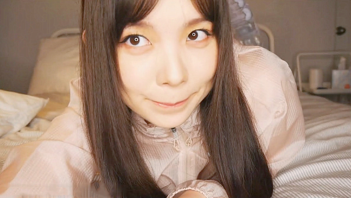 穿着紧身裤的日本女孩锻炼手淫