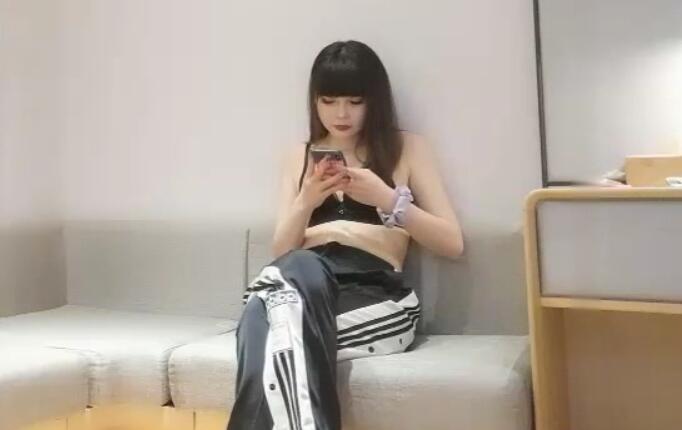 小宝寻花颜值不错网红脸妹子口交上位骑坐自己动后人猛操呻吟娇喘非常诱人