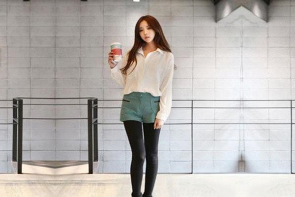 可爱的女孩获取粗糙狗的风格在性感的连裤袜