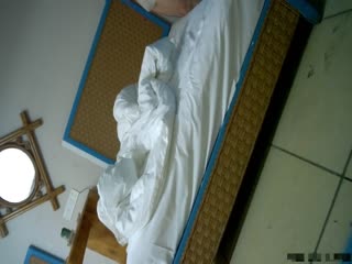 小县城宾馆约啪老公常年外出打工在家寂寞难耐的良家美少妇啪啪~特别敏感刚插一会就高潮淫叫~逼逼一紧一紧的夹鸡巴!