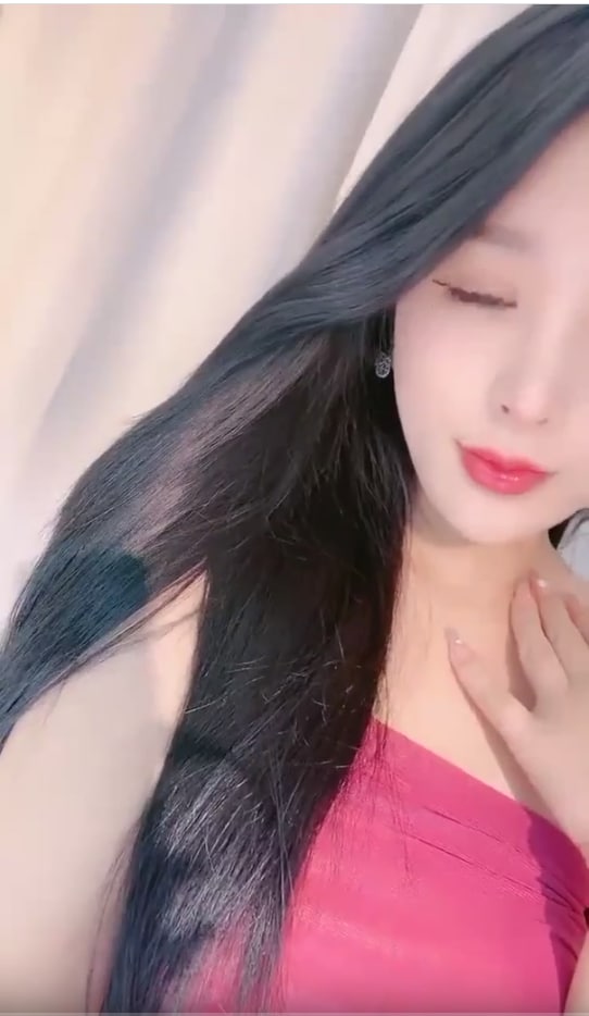 模特级网红女神！长发红唇超性感！撩起长裙珍珠丁字裤，翘起美腿假屌插穴，进进出出抽插极度诱惑