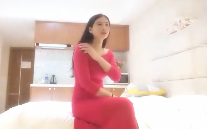 眼镜骚胖约操170CM红色长裙靓女细长美腿黑丝袜手指伸进内裤摸穴穿上高跟鞋情趣装操主动骑乘爆插