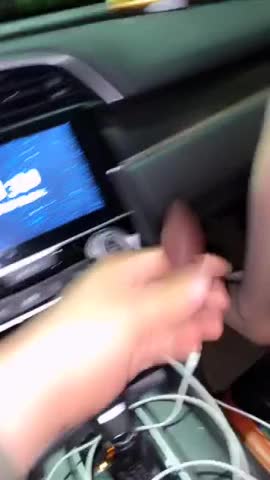 车里的骚货让我塞上道具淫荡的受不了，给我舔手深喉直捅嗓子眼