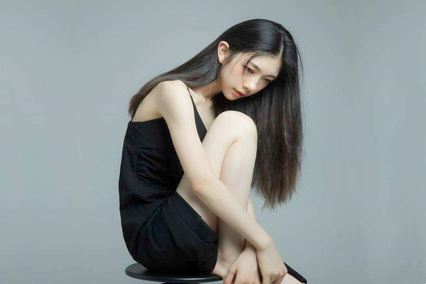 最近撩的良家骚女电瓶车接上去她家操b换上吊带睡衣一下扑倒开操